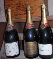 BOLLINGER DESSUS DE BOUTEILLE EN PARFAIT ETAT. Magnum vide de (Factice). pour collectionneur, décoration de cave ou de...