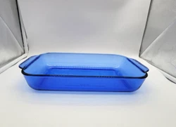 Beautiful cobalt blue baking dish. I love this color of Pyrex.
