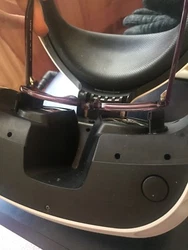 Ces 2 pièces en plastiques sont réalisées à partir duneimprimante 3D et sont fixées dans le casque VR grace à un...