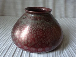 Joli décors de multitudes de cercles sur la periferies du vase en partant du bas les cercles. signature C.M au talon....