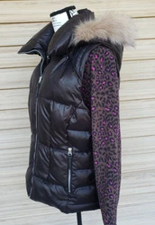 It features a removable hood, two outside zippered pockets and one inside zipped pocket. Leather zipper pulls. This...