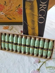 Boite de 12 fusettes de fil PURE SOIE des années 50. grosseur de la soie 100/3. très bonne état de la boite. chaque...
