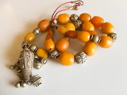 Collier Yéménite en argent ancien et ambre Africain (résine phénolique).Des perles dune couleur ambre, dit ambre...