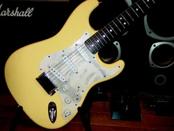 FENDER STRATOCASTER JIMI HENDRIX CUSTOM 70s une guitare exceptionnelle ! Electronique:3 micros Fender texas spécial....