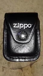 Vends bel étui en Cuir pour briquet Zippo. (Réf 3356. ). Ce bel étui est gravé Zippo sur le bouton pression. ( Voir...