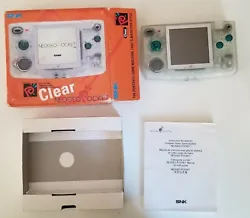 Neogeo Pocket Clear. Vendue sans jeu. Testée et fonctionnelle le 23/08/2020. Boîte abîmée aux coins. Boîte avec...