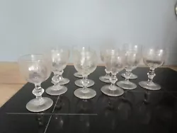 Série de 11 verres gravés frise à la grecque. 9 verres de hauteur : 10 cm, diamètre du buvant : 6 cm.