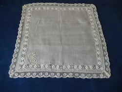Un joli mouchoir de mariée ancien blanc cassé, broderie de Touraine. Linge ancien début 1900. 33 cm x 34 cm.
