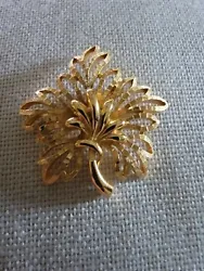 Vintage Trifari 2D leaf shaped gold tone brooch. This pretty brooch is in great condition. Trifari mark is shown in the...