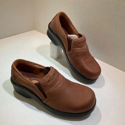 The leather-wrapped footbed creates luxurious interiors. 100% Leather. Color: Brown (AS SHOWN actual pics).