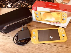 Nintendo Switch Lite 32 Go Console - Jaune.En plus de la console, il y a bien sûr le alimentation secteur, le Étui,...