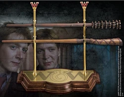 Harry Potter - Baguette Ollivander - Fred et Georges Weasley. Fabricant : NOBLE COLLECTION (NN7495). Taille réelle...