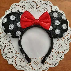 Minnie Mouse Sparkle sequins Ears Only worn once Unique style! Soooo adorable in person!!