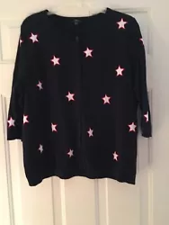 This cardigan is in gently used condition HOWEVER while the tag says it is 3x it has been altered/taken in on the side...