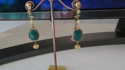 Boucles doreille dorées à lor fin 24 carats composées dune.