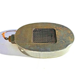 LONGUEUR de la boite 13 cm. largueur de la boite 7 cm et son épaisseur 3 cm.