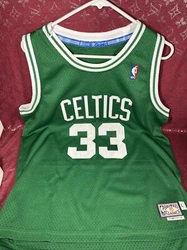 Size: Large +2 lengthTeam: CelticsPlayer: Larry Bird #33Condition: Good usedSmall stain pictured on back lettering