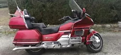 A vendre moto Honda Goldwing 1500 année 1993 bon état général  154000 Kms 13 CV couleur bordeaux