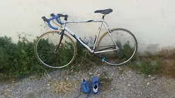 vélo de course, ville, décathlon, couleur Alu, homme, une pairechaussures Shimano offerte.