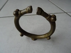 Un bracelet desclave en bronze.