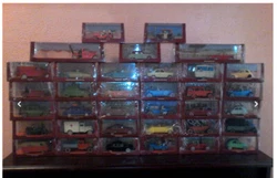 Lotde 35 voitures de collection Tintin 1/43. aveccertificats et planches et quelques accessoires. (saufla réf 2528032...