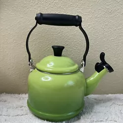 Le Creuset Classic Whistling Tea Kettle 1.25qt Palm Lime Green Ombre Steel *READ. The plastic part broke but was glued...