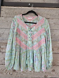 Add a touch of bohemian style to your wardrobe with this beautiful Spell & the Gypsy Collective blouse. The tunic-style...