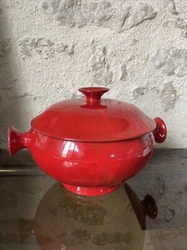 Soupière à oreilles en céramique rouge CLOUTIER ?. France, design des années 1950. Soupière en très bon état...