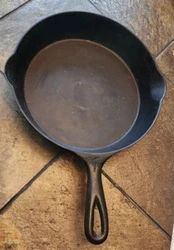 Unbranded Cast Iron Skillet. I cant see any marks apart from the 7 on the handle and the gate mark. It definitely saw...