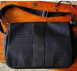 This COACH Signature Hudson Commuter Messenger Bag is a stylish and functional accessory for women on the go. With a...