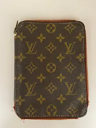 Louis Vuitton. Grand portefeuille. Intérieur en cuir avec 2 poches plaquées.