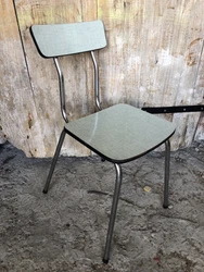 Chaise Cuisine en Formica. Formica vert. Structure en métal. Chaise Années 70. L32 x l42 x H72cm. Hauteur assise...