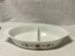 vtg pyrex town and country divided 1 1/2 quart casserole dish. No cracks or chips some slight scratches. (K1)