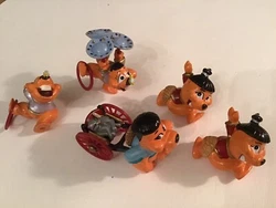 Lot de 5 Figurines Ferrero Castor Chinois -Sur l une d entre elles il manque les assiettes bleues