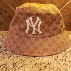 Gucci Bucket Hat New York Yankees Used Please Read. Has the hologram effect, no smells, stains, or tears. Please keep...