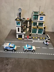Lego city caserne de police n° 7744 avec personnages et véhicules  Il ne doit pas manquer grand chose sur la caserne...