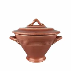 This Harlequin sugar bowl with lid is in rose.