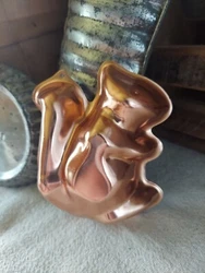 Super cute copper kitchen decor for the fall..or if you want to make small molds of little squirrels!  A vintage...