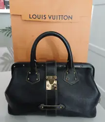 This chic tote by by Louis Vuitton is crafted of luxurious leather. The bag features leather Top handles and logo...