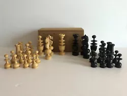 Lot de 32 pièces de jeux d échecs. hauteur de 5 cm à 9.5 cm.