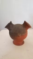 Terracotta vase. Vase en terre cuite.