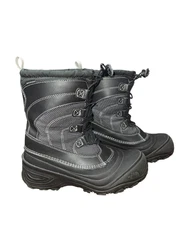 Keep your little ones feet warm and toasty during chilly winter days with these stylish North Face Alpenglow IV Snow...