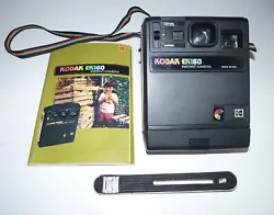 Je vous propose cet ancien appareil photo argentique instantané Kodak EK160 avec notice.
