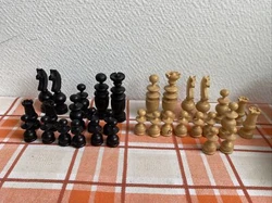 Ancien Pions En Bois Sculpté Régence jeu d’échecs Deco Rétro Jeu. Bon état une pièce un peu abîmé voir photo...
