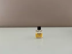 Miniature de parfum Regine’s - 2 ML. Flacon non ouvert mais pas tout à fait plein. Pour économiser sur les frais de...