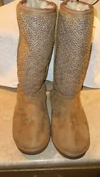 Womens JustFab Suede/ Beaded Fur Lined Boot Sz. 9. Pre-owned ,almost new condition has a blemish .,one bead isnt shiny...