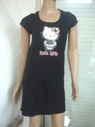 NOIR AVEC IMPRESSION SUR LE DEVANT DE HELLO KITTY. SE PORTE OU EN ROBE OU EN CHEMISE DE NUIT OU EN TEE SHIRT TUNIQUE.