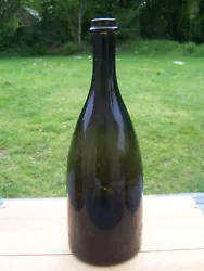 Bouteille dite voleuse - steal bottle. type : Bourgogne / champagne. Antique black glass bottle. couleur : olive foncé...