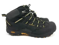 Keen Hiking Shoes in Youth Size 5 (EU 38) are in excellent pre-owned condition. Shoes are a mid top with an elastic...