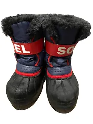 Keep your little ones feet warm and dry this winter with these Sorel Snow Commander snow boots. The boots feature a...